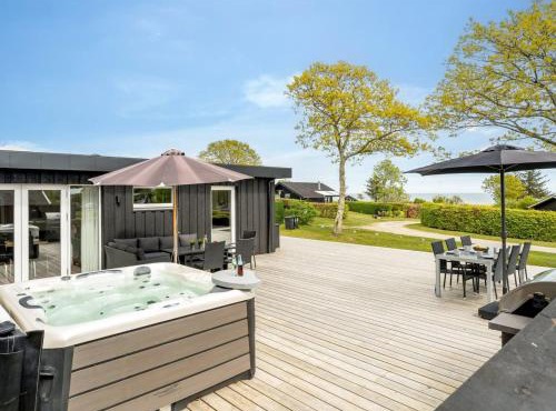 Holiday Home Tonna - from the sea by Interhome