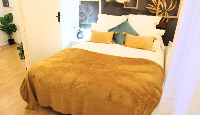 Holiday Home 'Triplex Exceptionnel 3min Du Métro7' with Private Terrace, Balcony and Wi-Fi