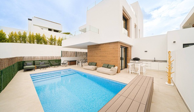 Holiday Home 'Trito Spaniahome Family Friendly' with Mountain View, Wi-Fi and Air Conditioning