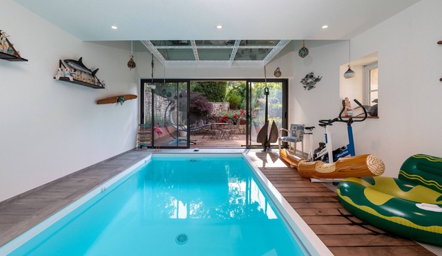 Holiday Home 'Ty Al Louarn - Pool - Spa' with Private Terrace, Shared Garden and Wi-Fi