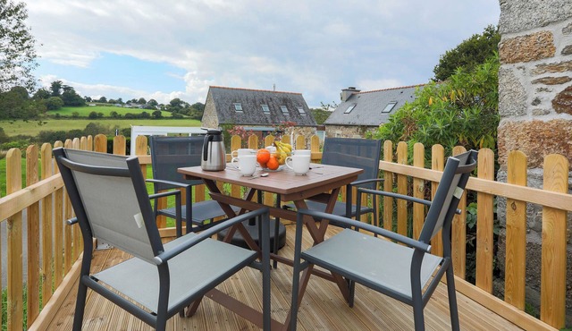 Holiday Home 'Ty Ar Dreuz' with Private Terrace, Shared Garden and Wi-Fi