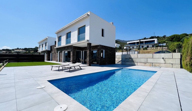 Holiday Home Villa Perabeua with Pool, Garden & Wi-Fi