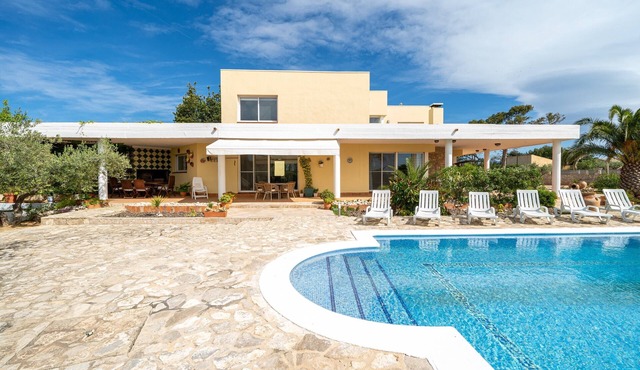 Holiday Home "Vila Roser" close to the Sea with Private Pool & Wi-Fi