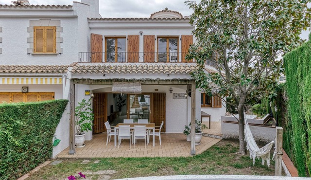 Holiday Home 'Villa La Barrufa' with Shared Pool, Private Terrace and Wi-Fi