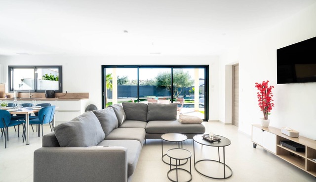 Holiday Home 'Villa Moderne Avec Piscine' with Private Pool, Wi-Fi and Air Conditioning