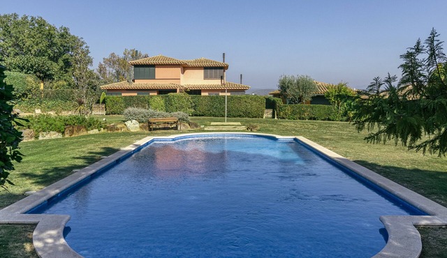 Holiday Home 'Villa Valerie' with Mountain View, Shared Pool and Wi-Fi