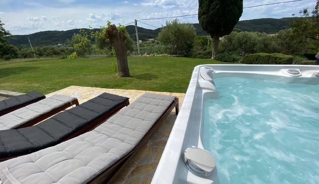 Holiday home Vintage with Jacuzzi