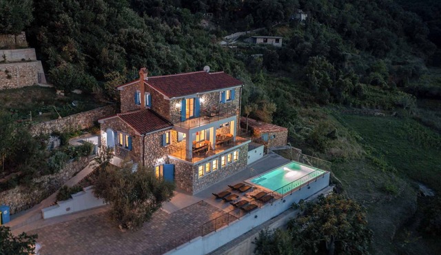Holiday home with pool and air conditioning