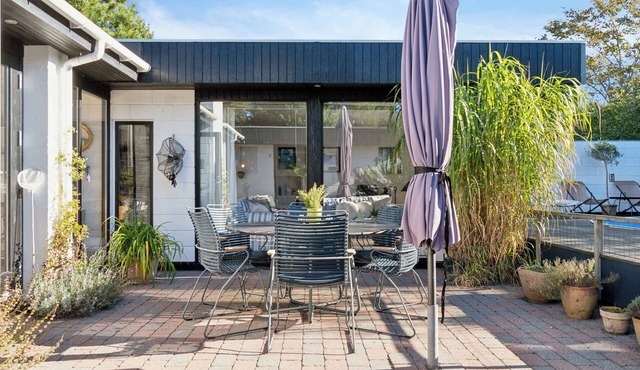 Holiday home with pool terraces near beach