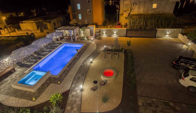 Holiday home with 3 apartments for 5 to 15 people