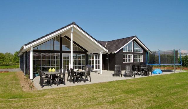 Holiday home with a great plot of land and pool