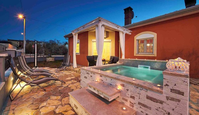 Holiday home with air conditioning, terrace and hot tub