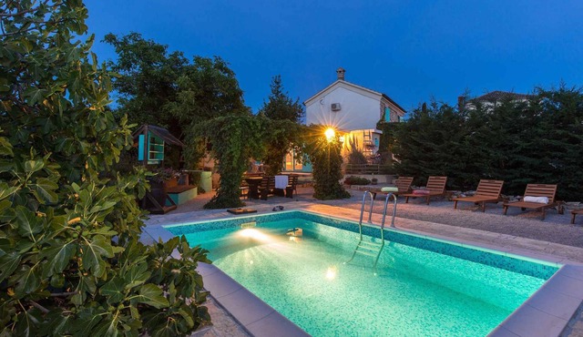 Holiday home with air conditioning, Internet and outdoor pool