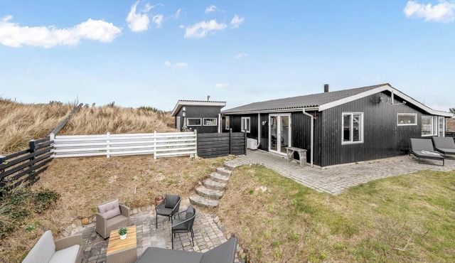 Holiday home with enclosure for dogs, 500 meters from the North Sea