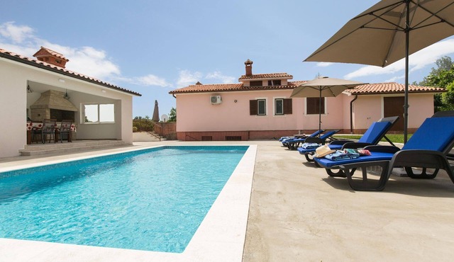 Holiday home with garden, barbecue and terrace