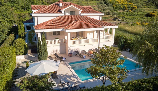 Holiday home with heated pool near Split