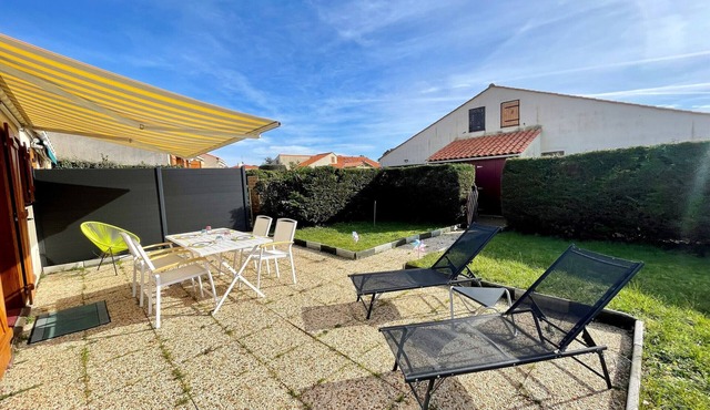 Holiday home with heated pool 800m from the beach