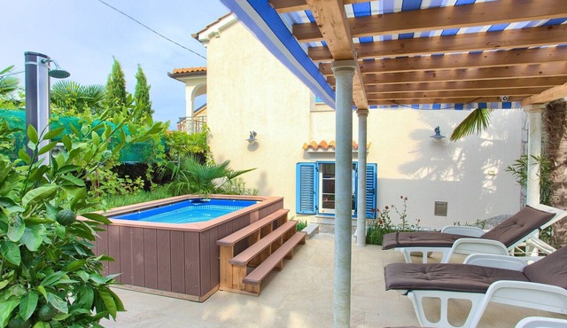 Holiday home with jacuzzi