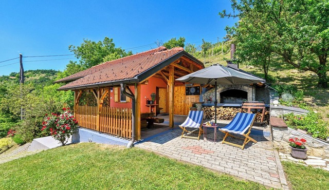 Holiday home with jacuzzi, sauna, terrace and garden