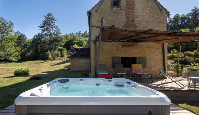 Holiday Home with Jacuzzi, Peaceful Haven in the Heart of Nature