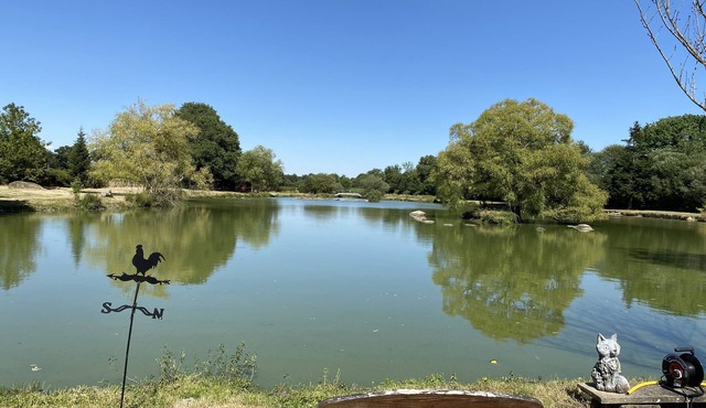 Holiday home with lake and grounds for families and groups.