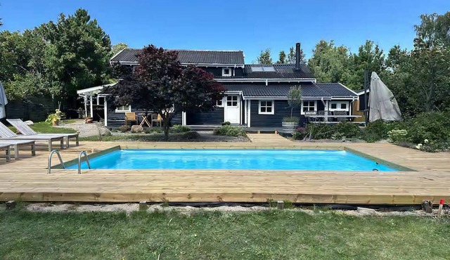 Holiday home with outdoor pool, great location