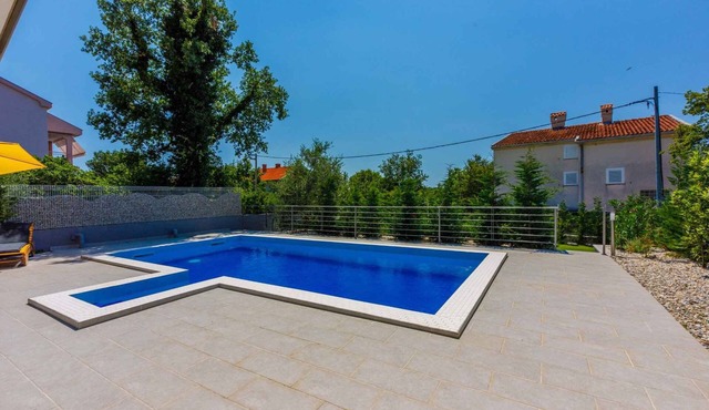 Holiday home with outpool