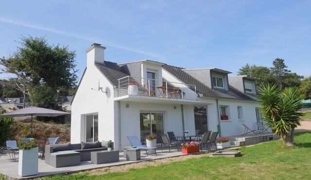 Holiday home with partial sea view, Douarnenez