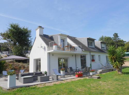 Holiday home with partial sea view, Douarnenez