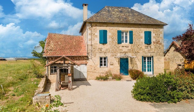 Holiday home with pool in Coubjours