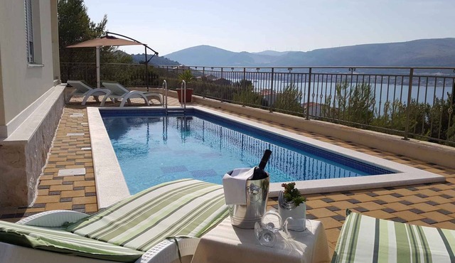 Holiday home with pool and air conditioning