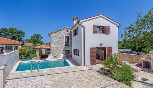 Holiday home with pool in quiet location