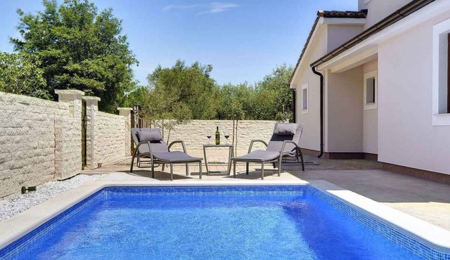 Holiday home with pool and air conditioning