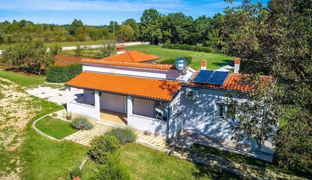 Holiday home with pool and air conditioning