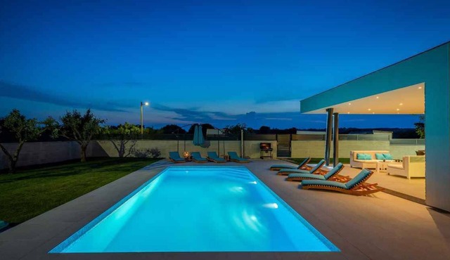 Holiday home with pool and sun loungers