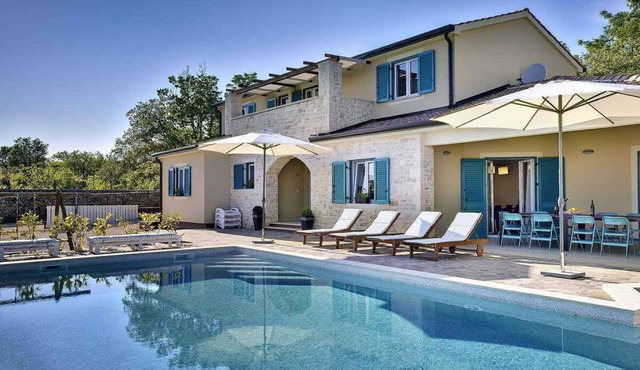 Holiday home with pool and air conditioning
