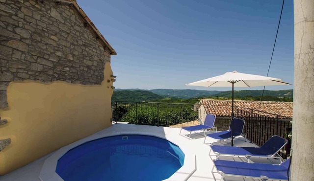 Holiday home with pool and air conditioning