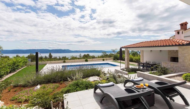 Holiday home with pool for 6 people