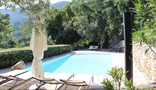 Holiday home with pool – 3 en-suite bedrooms, 6-8 sleeps