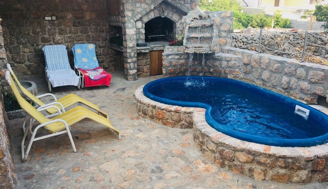 Holiday home with pool for 12 people 200m from the sea