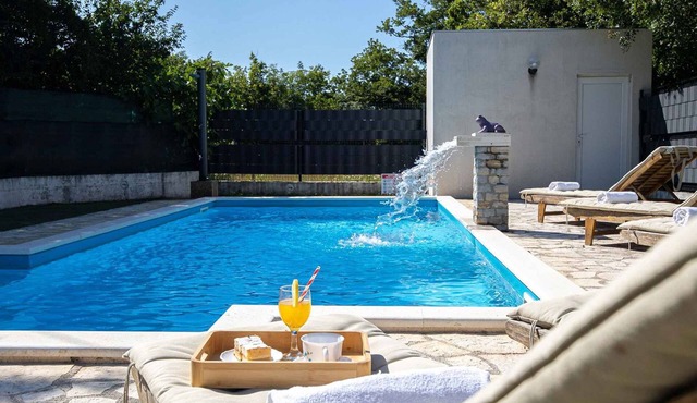 Holiday home with pool and air conditioning