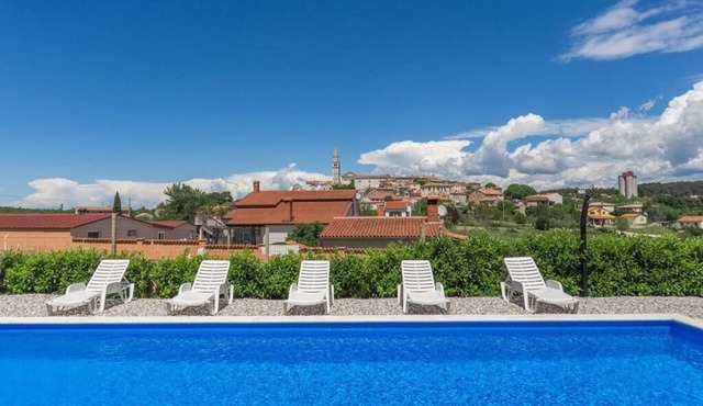 Holiday Home with pool in Višnjan