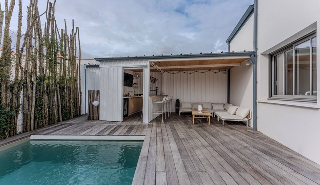 Holiday Home with Private Pool, Wi-Fi and Air Conditioning