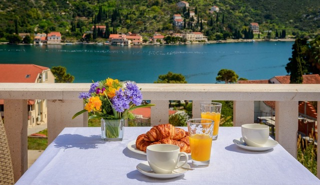 Holiday Home with Private heated Pool, Sea view & Basketball Court
