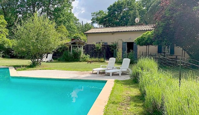 Holiday home with private pool and enclosed garden, 30 minutes south of Bordeaux