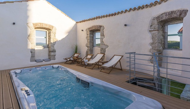 Holiday home with roof-pool, sauna and garden in an idyllic location