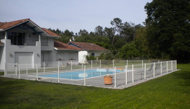 Holiday home with swimming pool surrounded by nature in Soustons