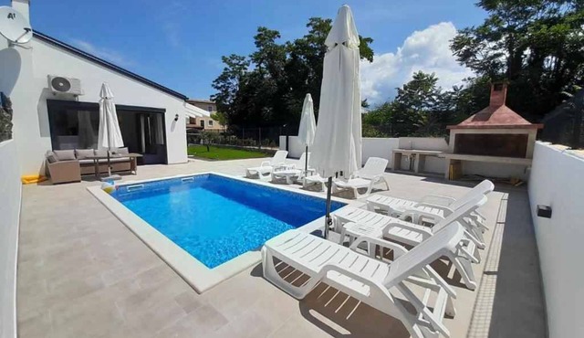Holiday home with swimming pool, garden, barbecue, internet and parking