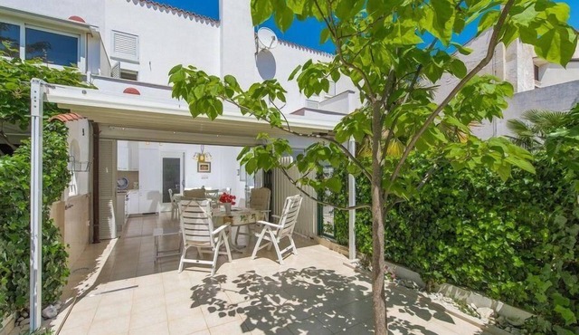 Holiday home with view of the water