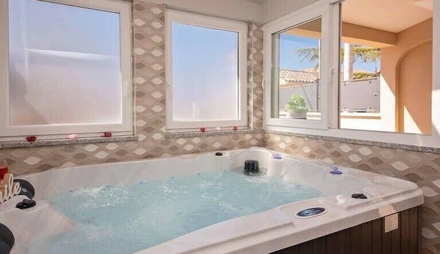 Holiday home with whirlpool and sauna, in Kastelir